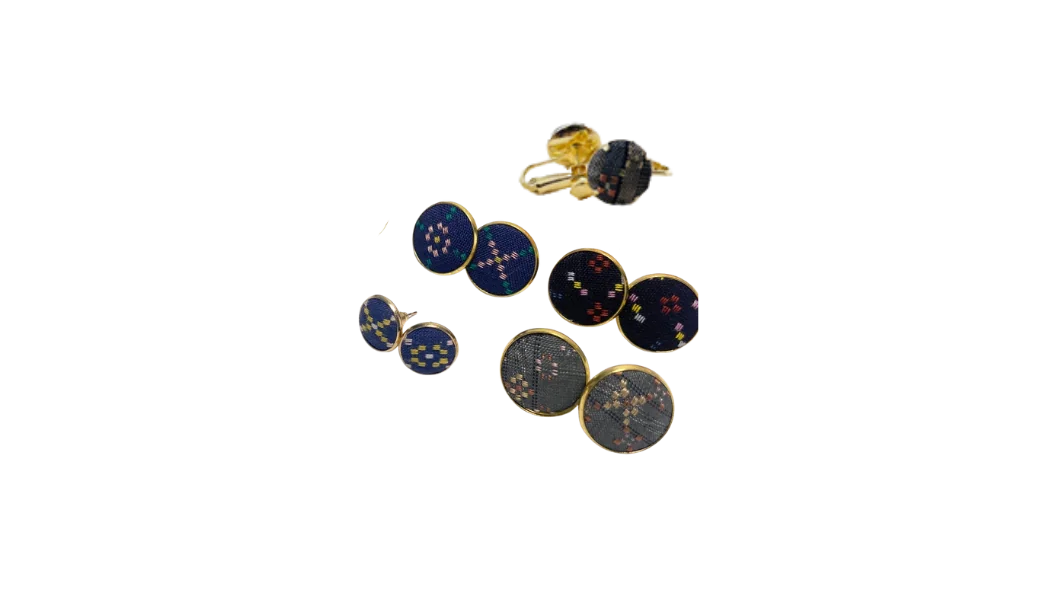 ボタンイヤリング／ピアス